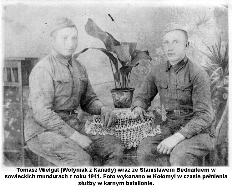 Tomasz Wielgat (Wołyniak z Kanady) wraz ze Stanisławem Bednarkiem w sowieckich mundurach z roku 1941. Foto wykonano w Kołomyi w czasie pełnienia służby w karnym batalionie.     